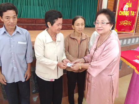 HD Bank trao thẻ BHYT cho hộ cận nghèo tỉnh Bến Tre